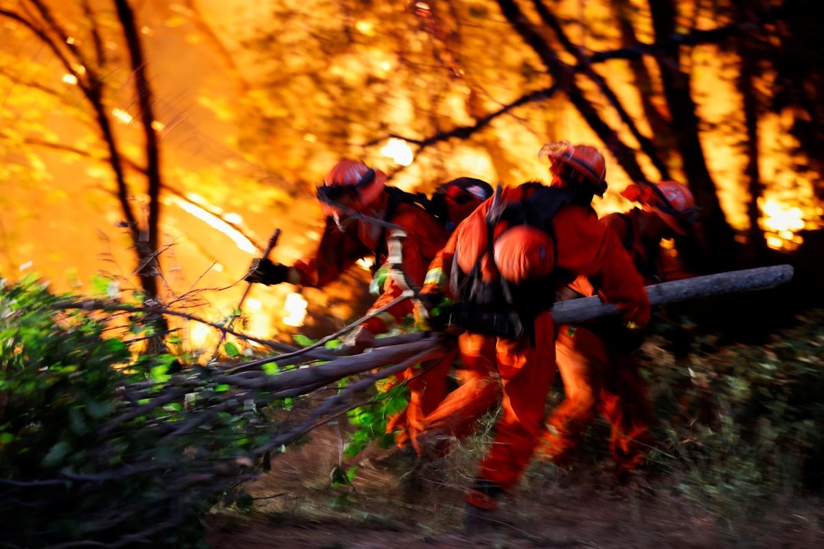 Част от огнищата на пожара в Харманлийско пак се разпалват