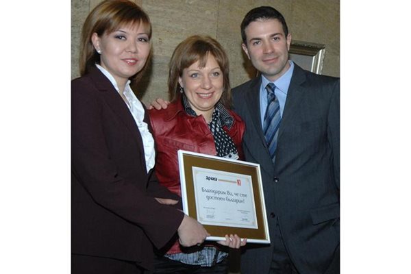 Станислава Цалова (вляво), Мария Лазарова и Венелин Петков от bTV при получаването на наградата.

