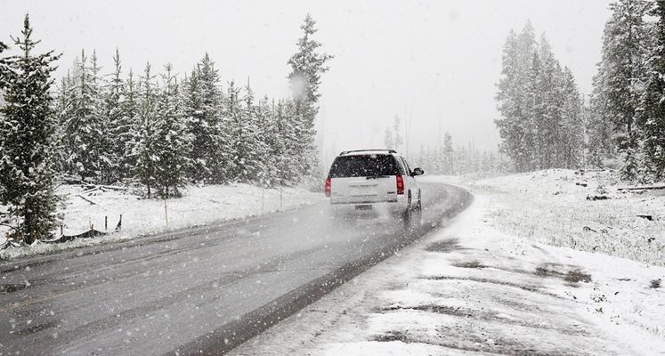 Червен код за опасно време в 6 области, очаква се 30 см сняг