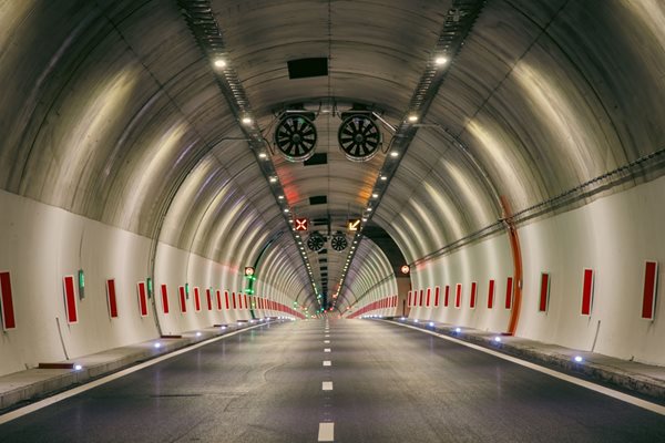 Ограничават движението по АМ "Струма" за монтаж на знаци на тунел "Железница"