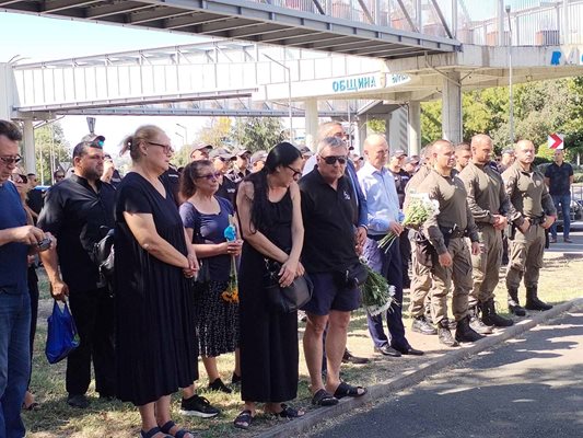 Роднини и близки на загиналите полицаи по време на възпоменателната цремония.