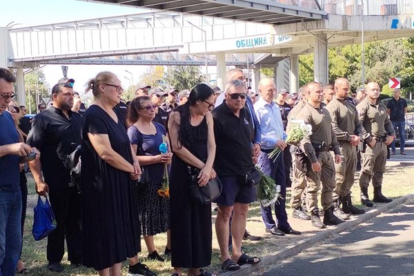 Роднини и близки на загиналите полицаи по време на възпоменателната цремония.