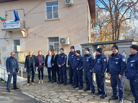 Директорът на ОДМВР в Стара Загора старши комисар Красимир Христов /вляво/ говори при откриването на участъка.
Снимка: ОДМВР - Стара Загора