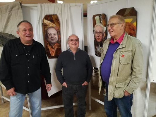 Художникът Петър Маринов (вляво) с актьорите Дидо Мачев и Светослав Пеев (вдясно) и техните портрети, рисувани от него. СНИМКА: АВТОРЪТ