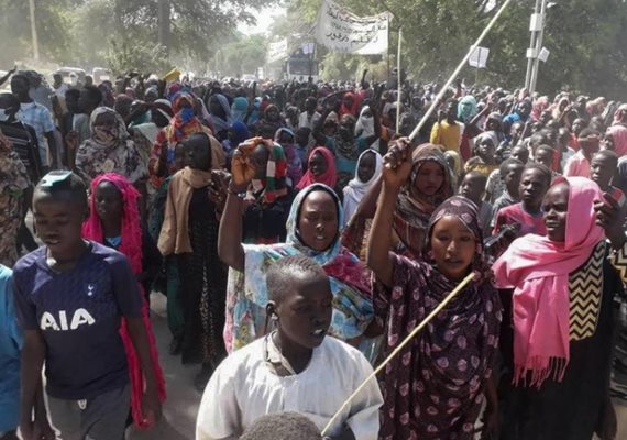Судански цивилни протестирааха в края на миналата година срещу хибридната операция на ООН в Дарфур. Снимка: Ройтерс