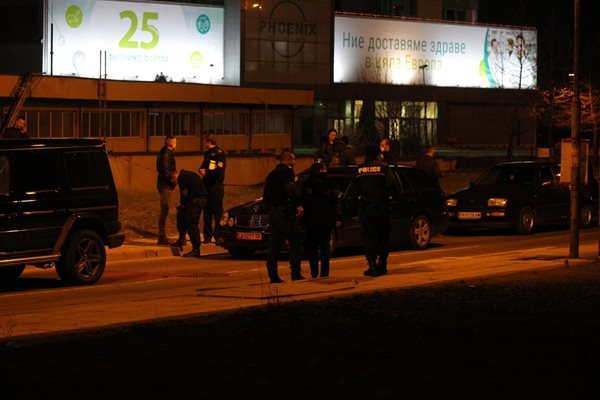 Разследващия полицаи на мястото на убийството СНИМКИ: Румяна Тонева 