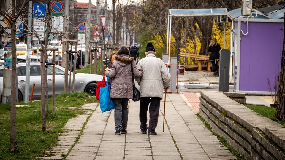 Пенсионерите в София вземат 500 евро, вече са 2 пъти по-богати от тези в Кърджали (Инфографика)