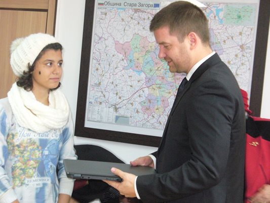 Кметът на Стара Загора дари на Мария Стоилова лаптоп и така сбъдна една от мечтите на момичето.