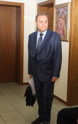 Георги Чолаков изчаква съдебните кадровици да го повикат на изслушване.