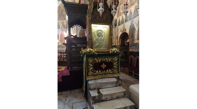 Никога в почивен ден чудотворната икона на Богородица в Бачково не е била без богомолци. Снимки: Авторът