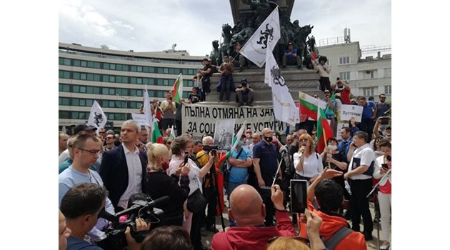 На митинга в центъра на София бяха задържани 8 души.