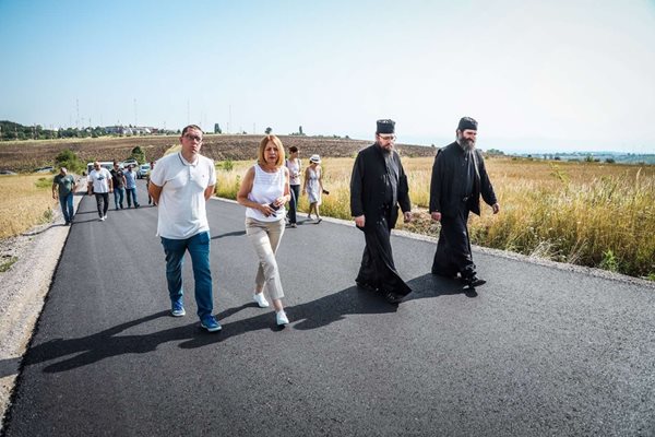 Столичният кмет Йорданка Фандъкова провери ремонта на пътя за Дивотинския манастир.
СНИМКА: СТОЛИЧНА ОБЩИНА
