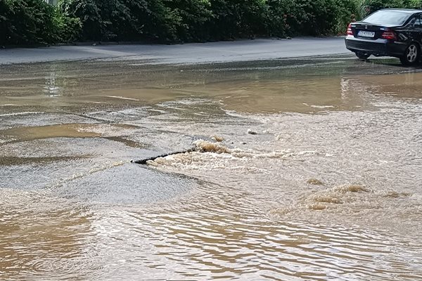 Големи количества вода се изляха на бул. "Дунав".