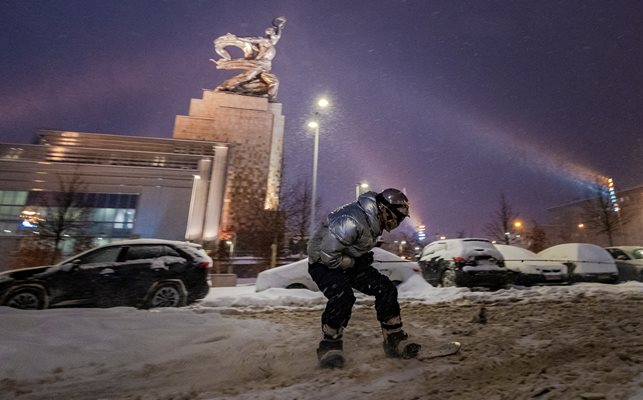 Властите в руската столица в Москва информираха за обилен снеговалеж СНИМКИ: Ройтерс