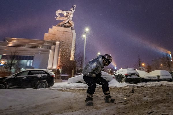 Властите в руската столица в Москва информираха за обилен снеговалеж СНИМКИ: Ройтерс