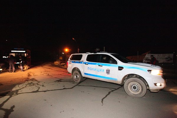 Полицеиски патрули стояха снощи пред вилата, в която бе открито тялото на самоубилия се Ангелов.    СНИМКА: НИКОЛАЙ ЛИТОВ