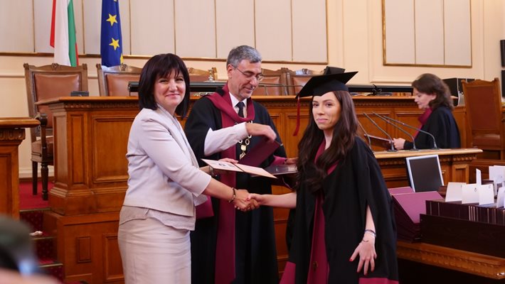 Цвета Караянчева връчва диплома на абсолвентка по право Диана Цацарова.