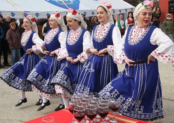 Кръшни хора огласиха площада в Брестник.