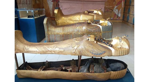 Мумията на Тутанкамон, която не се различава от оригинала в музея в Кайро.