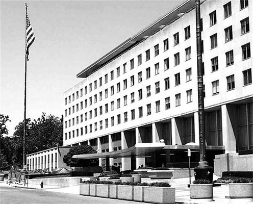 Държавният департамент във Вашингтон. Тук Спас Марев стои 130 дни с американското знаме и плакат в ръка
Снимки: Архив