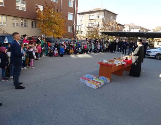 Днес полицаи от Шесто РУ споделиха професионалния си празник с десетки деца от ДГ "Чайка" и възпитаници от училището за ученици с увреден слух "Проф. Стоян Белинов".