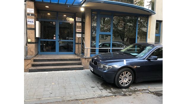 Наш читател изпрати снимки от мястото на инцидента в "Яворов", на които се виждат дупки от куршуми в паркиран отпред автомобил и във вратата.