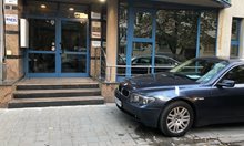 Служители още са били на работа при стрелбата в София, вижте дупките от куршуми (Снимки)