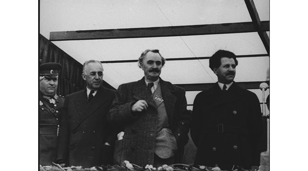 Георги Димитров (вторият от дясно наляво) и Антон Югов (крайният вдясно) са толкова верни на Москва, че години наред предават на СССР валутните резерви на страната, хранителните й запаси и горива.