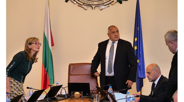 Премиерът Бойко Борисов и заместникът му Томислав Дончев опитаха на заседанието на правителството в сряда да успокоят ромите.