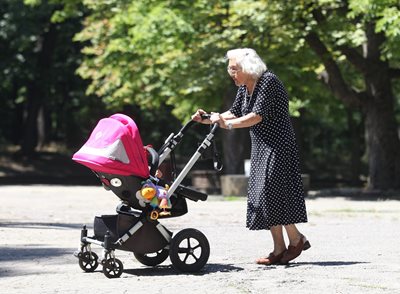 The demographic structure of the Bulgarian population and the fact that working parents are in contact with grandparents who care for their children are some of the factors behind the high mortality rate in our country, the analyst believes.  PHOTO: Velislav Nikolov