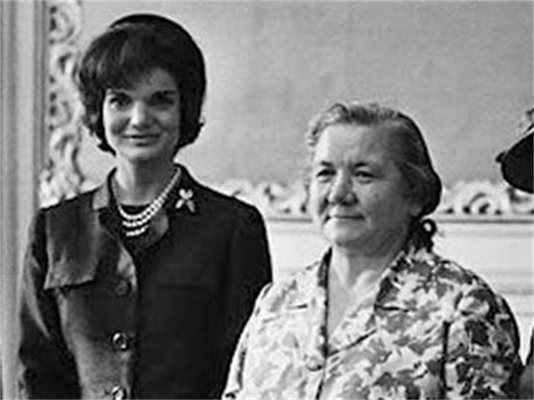 Елегантната първа дама на САЩ Жаклин Кенеди (вляво) е застанала до Нина Хрушчова.
СНИМКА: АРХИВ
