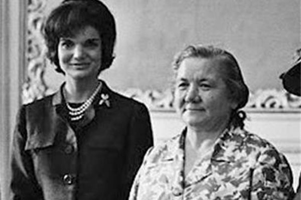 Елегантната първа дама на САЩ Жаклин Кенеди (вляво) е застанала до Нина Хрушчова.
СНИМКА: АРХИВ
