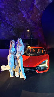  Цвети Василева с другарка на ВИП събитие за определени евентуални клиенти на Lamborghini Revuelto. 