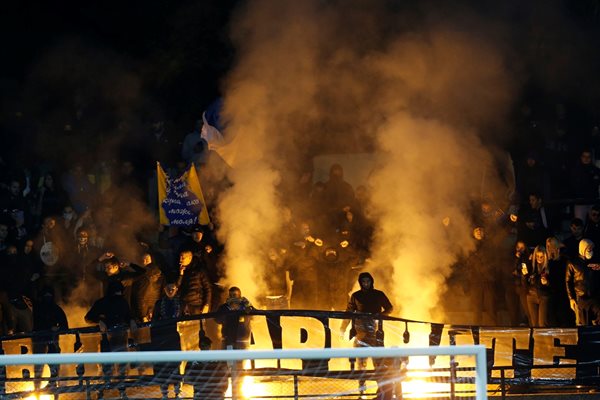 Запалянковци на "Левски" трошиха седалки на стадион "Александър Шаламанов"