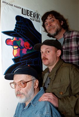 Руси Чанев, Валентин Ганев и Младен Младенов позират пред плаката на пиесата “Швейк”.