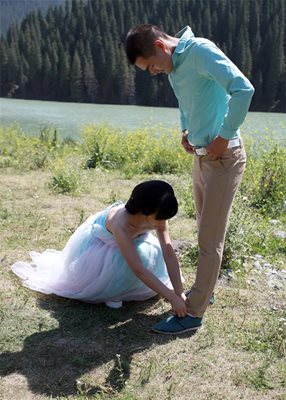 Младоженци често идват в планината, за да си направят снимки за спомен. Булката поправя грижовно всяка гънка от панталона на съпруга си.