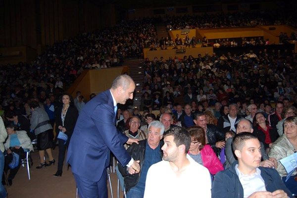 Цветанов говори пред повече от 2500 жители на Велико Търново. Снимки ГЕРБ