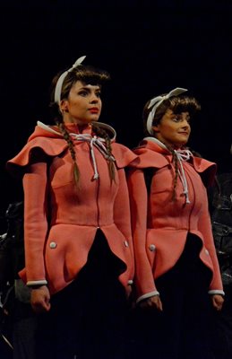 Актрисата (вляво) в спектакъла "Сестри Палавееви", с който печели "Икар" за дебют.