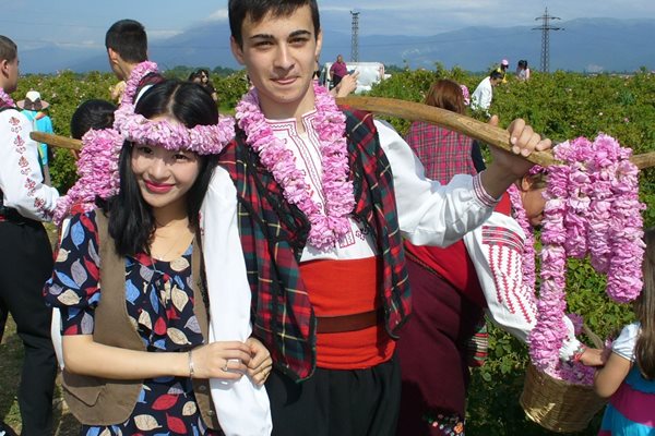 По традиция хиляди туристи от България и чужбина посещават Празника на розата в Казанлък. Снимка: Ваньо Стоилов