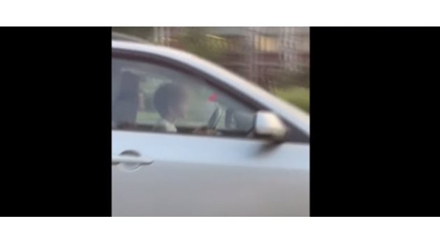 Дете кара кола през кръстовището на Сточна гара в София Кадър: bTV