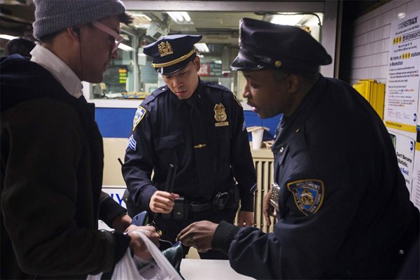 И в Ню Йорк полицията засили контрола. Полицаи проверяват минувач.
Снимка: Ройтерс