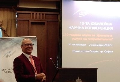 Проф. Цачев представя доклада си “Зооноза и заплаха: хепатит Е при свине и в България”