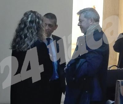 Тотко Колев заедно с адвокатите си в кулоарите на съда СНИМКА: Тони Щилиянова