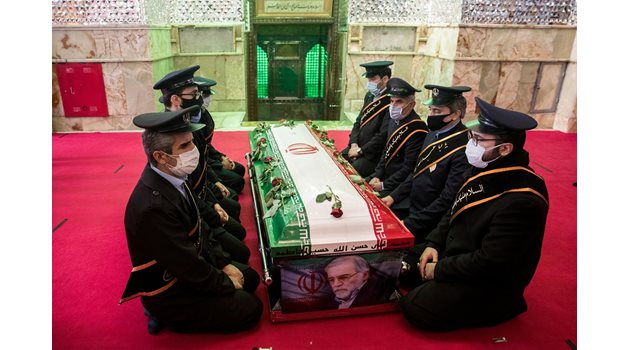 Погребението на Мохсен Фахризаде започна с почит към мъченика Имам Хюсейн - фигура от 7-ми век, почитана от шиитите.