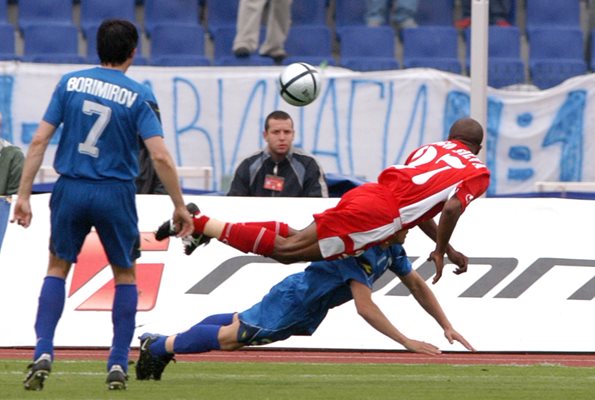Тиаго Силва от ЦСКА е полетял над съперник пред погледа на Даниел Боримиров.