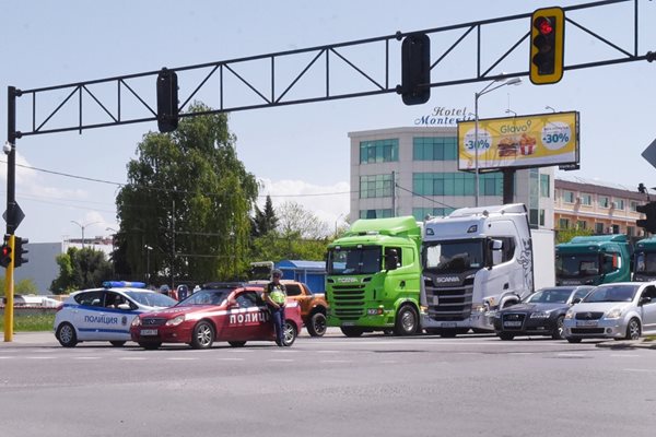 Първият опит на превозвачите да блокират с протеста си София бе осуетен, след като полицията спря камионите на входовете на столицата.