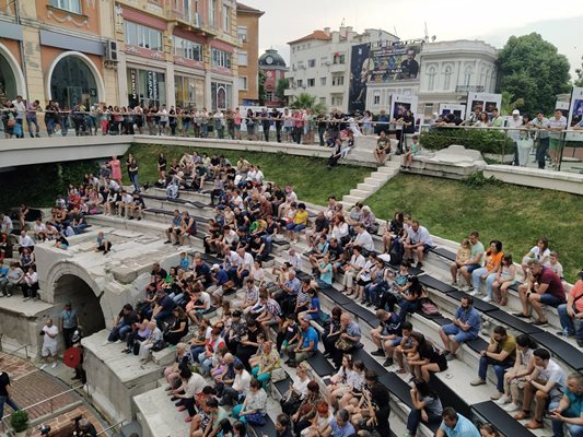 Хората с интерес гледат феста "Пловдив - древен и вечен".