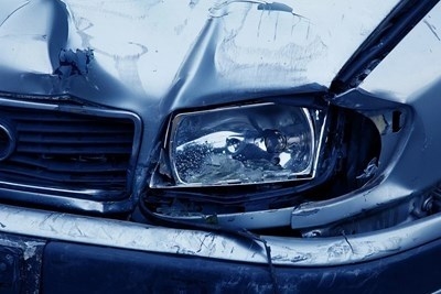 65-шофьорка губи контрол над автомобила си, блъска се челно в друг, четирима са с опасност за живота