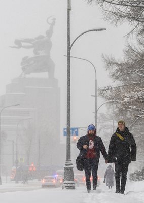 Хора се разхождат в снежната буря в Москва