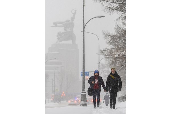 Хора се разхождат в снежната буря в Москва